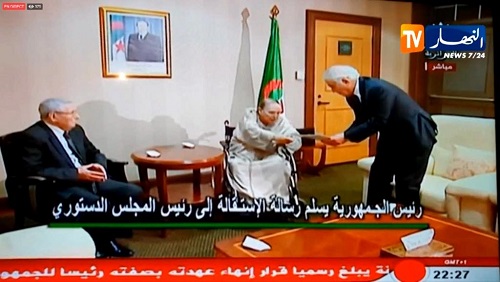 Image d'une vidéo d'Ennahar TV qui montre le président Bouteflika en train de remettre sa lettre de démission, le 2 avril 2019. © ENNAHAR TV / AFP