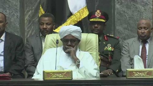 Le président soudanais Omar el-Béchir a procédé samedi à des changements dans les hautes sphères du pouvoir au lendemain de l’annonce de l‘état d’urgence