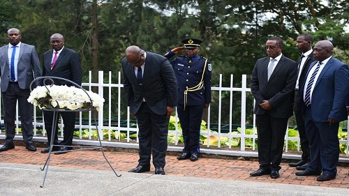Félix Tshisekedi, s’est incliné lundi à Kigali devant le mémorial du génocide en marge d’une visite au Rwanda