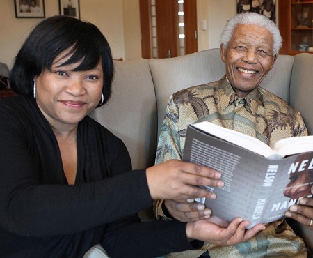 Nelson Mandela pris en photo avec sa fille Zindzi. KEYSTONE/archive