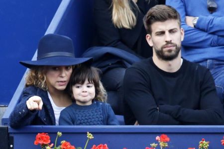Shakira, Gerard Piqué et Milan, l'un de leurs deux enfants. (M. Trigueros/Presse Sports)