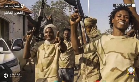 Les membres des Forces de soutien rapide c&eacute;l&egrave;brent la prise d'El-Fasher en octobre. Les &Eacute;tats-Unis ont sanctionn&eacute; des individus et des entreprises pour leur implication pr&eacute;sum&eacute;e dans un r&eacute;seau recrutant d'anciens militaires colombiens afin d'aider le groupe paramilitaire soudanais. (AFP/Fichier)