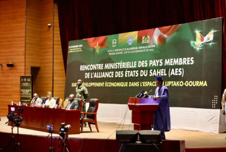 Le Premier ministre malien, Choguel Kokalla Maïga, a présidé, samedi 25 novembre 2023, la cérémonie d’ouverture de la première rencontre ministérielle des pays membres de l’Alliance des États du Sahel (AES)