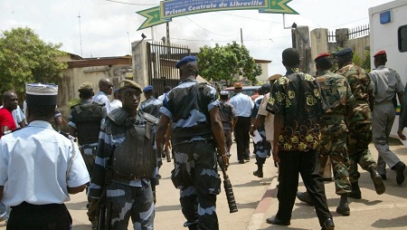 Des gendarmes devant la prison de Libreville. © WILS YANICK MANIENGUI / AFP