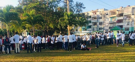 Les étudiants congolais en gréve réclament pacifiquement leurs bourses devant l'ambassade du Congo à Cuba
