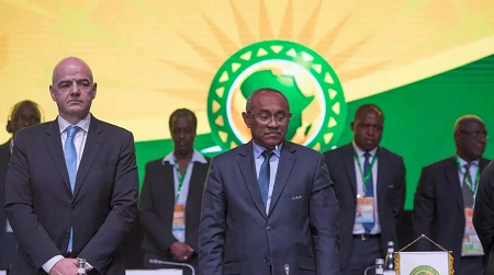 Le président de la Fédération internationale de football (FIFA), Gianni Infantino, et celui de la Confédération africaine de football (CAF), Ahmad, le 2 février 2018 à Casablanca. FADEL SENNA / AFP