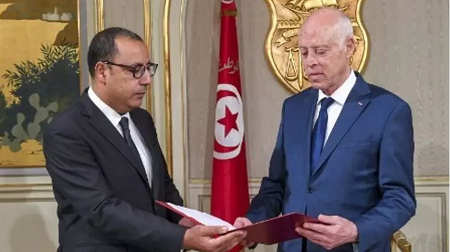 Le Premier ministre tunisien Hichem Mechichi (à gauche) présente la liste de son gouvernement au président Kaïs Saïed, le 24 août 2020. Tunisian Presidency / AFP