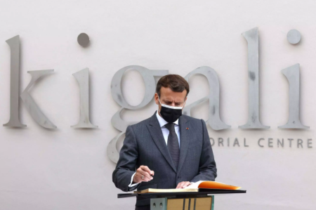 Emmanuel Macron signe le livre d'or du Mémorial de Kigali, le 27 mai 2021. Ludovic Marin/AFP