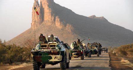  Un convoi de troupes maliennes près de Hambori, dans le nord du Mali, sur la route de Gao, lundi 4 février 2013. - Photo: Jerome Delay/AP