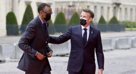 Le président rwandais, Paul Kagame, accueilli à l’Elysée par Emmanuel Macron, le 17 mai 2021. — © AFP