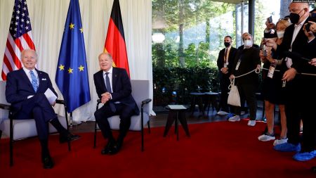 Le chancelier allemand Olaf Scholz (à droite) et le président américain Joe Biden lors d'une réunion bilatérale avant le sommet du G7 en Allemagne, le 26 juin 2022.