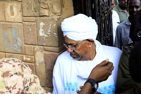 Le président soudanais déchu Omar el-Béchir au tribunal de Khartoum