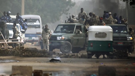 Des forces de l'ordre déployées sur les lieux du sit-in de la contestation à Khartoum au Soudan, le 3 juin 2019. © ASHRAF SHAZLY / AFP