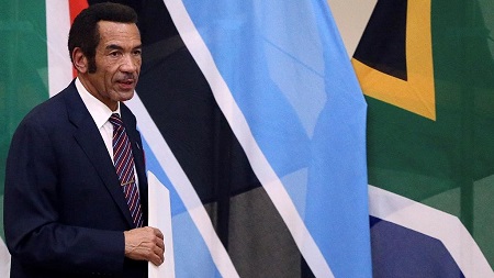 L’ancien président du Botswana Ian Khama a annoncé le dépôt d’une plainte en diffamation contre un policier