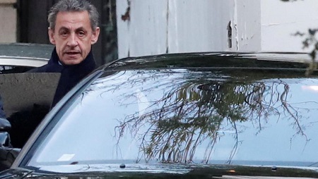 Nicolas Sarkozy, photographié le mardi 21 mars 2018, en sortant de son domicile. REUTERS/Benoit Tessier