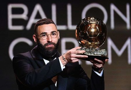 L'attaquant français du Real Madrid, Karim Benzema, reçoit le prix du Ballon d'Or lors de la cérémonie de remise du Ballon d'Or France 2022 au Théâtre du Chatelet à Paris, le 17 octobre 2022 - AFP/FRANCK FIFE  