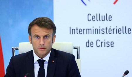 Le président français Emmanuel Macron s'adresse à une réunion de la Cellule interministérielle de crise (CIC) après les émeutes qui ont éclaté pour la troisième nuit consécutive à travers le pays suite à la mort de Nahel, le 30 juin 2023. (Photo YVES HERMAN / POOL / AFP)