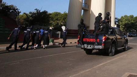 Sept militaires gambiens ont été condamnés lundi par une cour martiale à neuf ans de prison et un autre à trois ans pour faits de trahison et mutinerie contre le président Adama Barrow