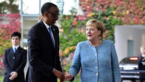 Paul Kagame, président du Rwanda, et Angela Merkel, chancelière allemande. © Tobias SCHWARZ / AFP