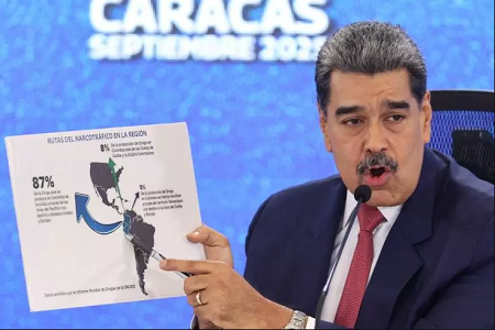 Le président vénézuélien Nicolas Maduro montre une carte des Amériques lors d'une conférence de presse à Caracas, au Venezuela, le 15 septembre 2025. (AP Photo/Jesus Vargas)