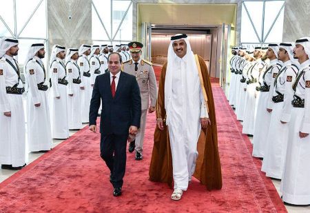 L'émir qatari Tamim bin Hamad Al Thani, à droite, accompagne le président égyptien Abdel-Fattah el-Sissi, à son arrivée à Doha, au Qatar, le mardi 13 septembre 2022 - Bureau de presse de la présidence égyptienne via AP  