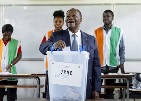 Le président ivoirien et candidat du Rassemblement des houphouétistes pour la démocratie et la paix (RHDP), Alassane Ouattara, dépose son bulletin au bureau de vote du lycée Sainte-Marie à Cocody, Abidjan, le 25 octobre 2025, lors de l'élection présidentielle en Côte d'Ivoire. AFP