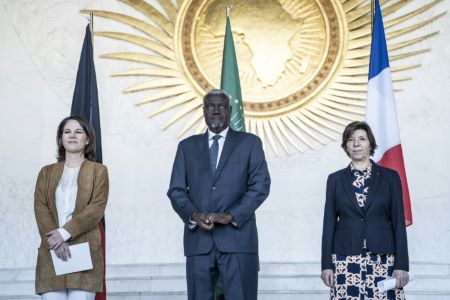 Le président de la Commision de l'Union africaine Moussa Faki Mahamat (centre) entouré de la ministre allemande des affaires étrangères Annalena Baerbock (gauche) et de la cheffe de la diplomatie française Catherine Colonna (droite), à Addis Abeba le 13 janvier 2023 - AFP - Amanuel Sileshi