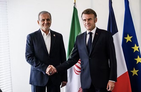 Le pr&eacute;sident fran&ccedil;ais Emmanuel Macron s'entretient avec le pr&eacute;sident iranien Massoud Pezeshkian au si&egrave;ge des Nations Unies &agrave; New York le 24 septembre 2025. JULIEN MUGUET POUR LE MONDE