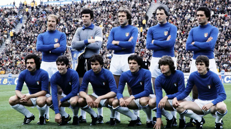 L'équipe d'Italie pose pour une photo le 2 juin 1978 à Mar del Plata (Argentine). Paolo Rossi est le quatrième en partant de la gauche, au premier rang STAFF AFP/Archives