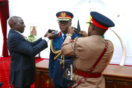 Le président William Ruto lors de la prestation de serment du nouveau chef des forces de défense, le général Francis Omondi Ogolla, le 29 avril 2023. Image : PC
