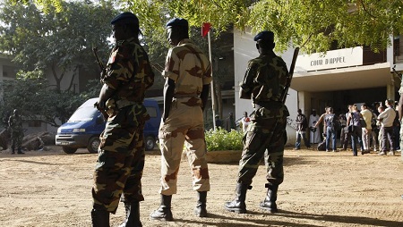 Soldats tchadiens devant le tribunal de Ndjamena (image d’archive 2007). © Thomas SAMSON/Gamma-Rapho via Getty Images