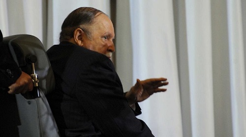 Bouteflika dépose officiellement son dossier de candidature