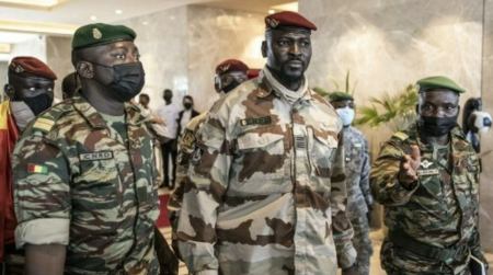 Le colonel Doumbouya entouré des membres du CNRD. Le 17 septembre 2021. AFP - JOHN WESSELS