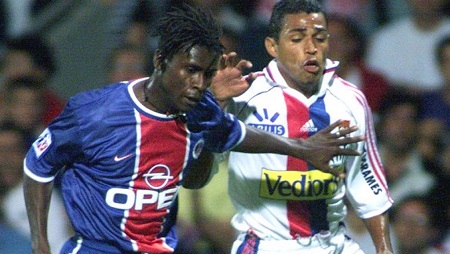 Le défenseur sénégalais du PSG Aliou Cissé face à l'attaquant brésilien de Lyon Sonny Anderson, le 29 août 1999. Gerard Malie/AFP