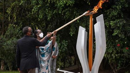 Paul Kagamé, ici avec sa femme, ont allumé la symbolique stèle qui orne le mémorial dédié à toutes les victimes tombées lors de ces mois de guerre civile