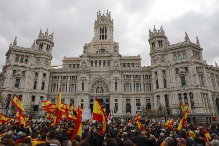 Des gens tiennent des drapeaux espagnols lors d'une manifestation organisée par le parti d'extrême droite espagnol Vox et le syndicat Solidaridad contre la hausse des prix de l'électricité, de l'essence et des fournitures de base à Madrid, dans le centre de l'Espagne, le 19 mars 2022.