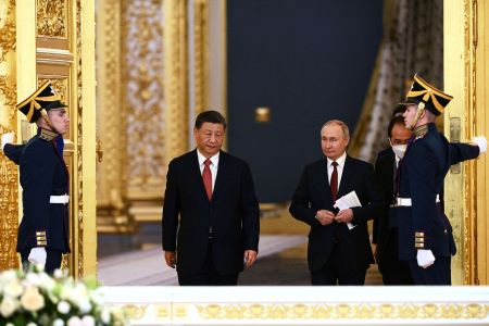 Xi Jinping et Vladimir Poutine, ce mardi 21 mars 2023 au Kremlin. © SPOUTNIK (Reuters)
