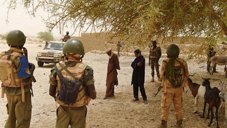 Des militaires maliens patrouillent dans un village, le 4 juin 2015. (Photo d'illustration) © PHILIPPE DESMAZES / AFP