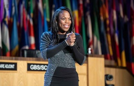 L'Américaine Keishia Thorpe, au siège de l'Unesco, lors de son élection comme « meilleure enseignante du monde », à Paris le 10 novembre 2021. — AFP