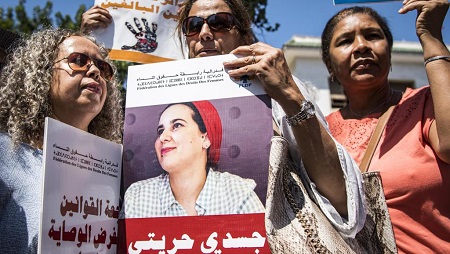 Des femmes manifestent avec le portrait d'Hajar Raissouni, journaliste marocaine arrêtée pour «avortement», le 9 septembre 2019 dans la capitale Rabat. © FADEL SENNA / AFP