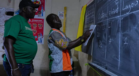 Des fonctionnaires comptent les votes dans un bureau de vote à Yopougon à la fermeture des urnes lors de l'élection présidentielle à Abidjan, en Côte d'Ivoire, le samedi 25 octobre 2025. © Misper Apawu / AP