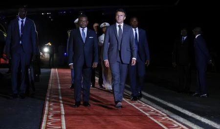 Emmanuel Macron marche aux côtés du Premier ministre camerounais Joseph Dion Ngute à son arrivée à l'aéroport international Nsimalen de Yaoundé, le 25 juillet 2022 (Photo, AFP).