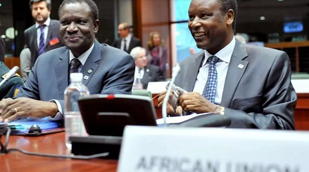 L'ancien président et haut représentant de l’Union africaine au Mali et au Sahel Pierre Buyoya (à droite). GEORGES GOBET / AFP