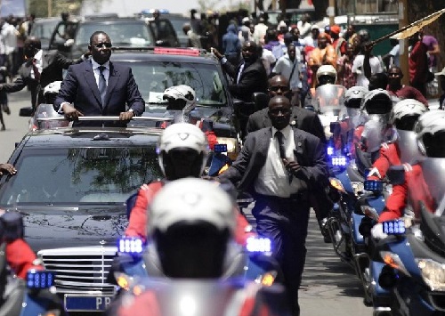 Le président sénégalais, Macky Sall, 57 ans,  réélu avec 58,26 % des suffrages lors du premier tour de la présidentielle a prêté serment ce mardi