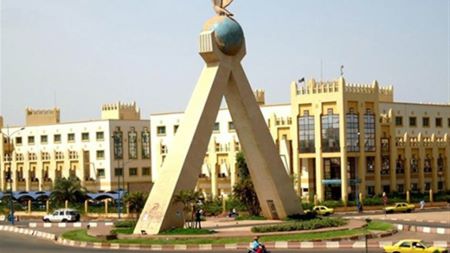 Bamako, la capitale du Mali est organisée en district, avec six communes. En 2010, la population de la ville était estimée à environ 2 millions d'habitants. Ce qui équivaut à environ 40 % de la population urbaine du pays.