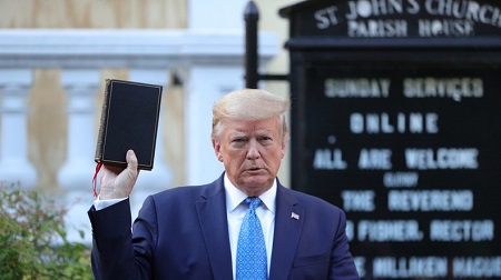 Donald Trump brandit la Bible lors d'une séance de photos devant l'église St John à Washington, juin 2020 (image d'illustration).© Tom Brenner Source: Reuters