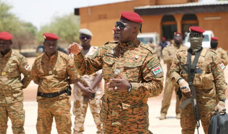 Des militaires burkinabè annoncent à la télévision nationale que le lieutenant-colonel Paul-Henri Sandaogo Damiba a été renversé à Ouagadougou, Burkina Faso, le 30 septembre 2022.