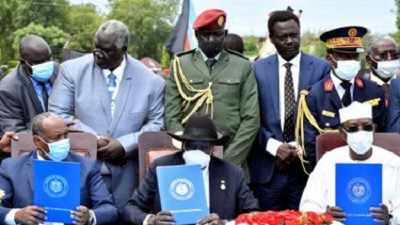 Le général soudanais Abdel Fattah Al-Burhan, le président du Sud Soudan Salva Kiir et le président du Tchad Idriss Deby signent un accord de paix à Juba, le 3 octobre 2020. (JOK SOLOMUN / REUTERS)