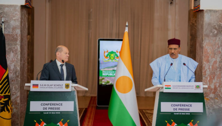 Le chancelier allemand Olaf Scholz aux côtés du président nigérien Bazoum Mohammed © Niger Presidency