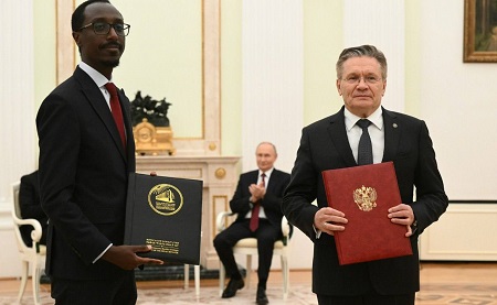 Le directeur général de la Société nationale russe Alexeï Likhatchev et le ministre des Affaires étrangères éthiopien Gedion Timotheos ont échangé le document signé